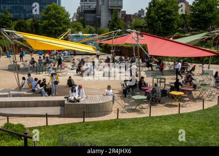 Little Island est une oasis urbaine unique située dans la région du parc de la rivière Hudson, 2023, New York City, États-Unis Banque D'Images