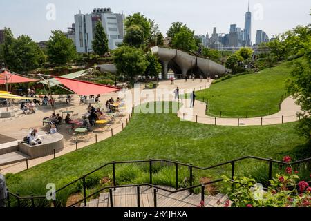 Little Island est une oasis urbaine unique située dans la région du parc de la rivière Hudson, 2023, New York City, États-Unis Banque D'Images