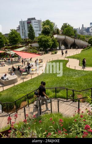 Little Island est une oasis urbaine unique située dans la région du parc de la rivière Hudson, 2023, New York City, États-Unis Banque D'Images