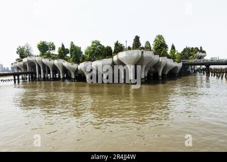 Little Island est une oasis urbaine unique située dans la région du parc de la rivière Hudson, 2023, New York City, États-Unis Banque D'Images