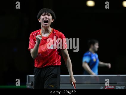 Durban, Afrique du Sud. 28th mai 2023. Le Chinois Wang Chuqin réagit lors du match final des hommes contre son compatriote Fan Zhendong lors des finales des Championnats du monde de tennis de table 2023 de l'ITTF à Durban, en Afrique du Sud, au 28 mai 2023. Credit: Tao Xiyi/Xinhua/Alamy Live News Banque D'Images