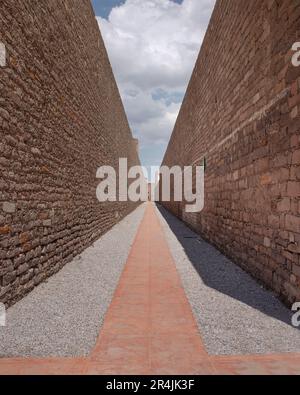 San luis potosi, san luis potosi, 23 04 08 ans, le couloir de la prison serait coûteux. Double mur en pierre avec ciel bleu et nuages, partie du Leonora Carr Banque D'Images