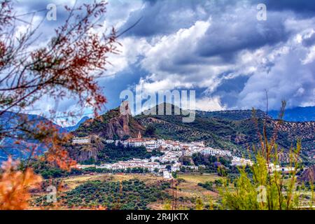 Vue panoramique de Zahara de la Sierra, un des célèbres villages blancs de la province de Cadix en Espagne. Banque D'Images