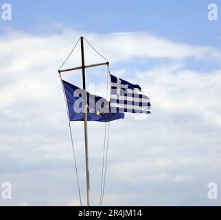 Drapeau grec et drapeau de l'Union européenne, île d'Agistri, près d'Athènes. Groupe insulaire Saronique. Pris en mai 2023. Banque D'Images