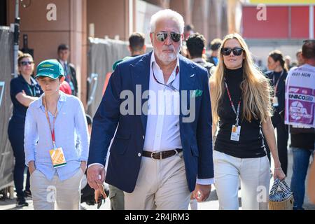 Monaco, Monaco. 27th mai 2023. Le Président exécutif d'Aston Martin Lawrence Stroll (C) et son épouse Raquel (R) sont vus dans le paddock F1 avant la troisième session de pratique du Grand Prix de Monaco F1 à Monaco. Crédit : SOPA Images Limited/Alamy Live News Banque D'Images