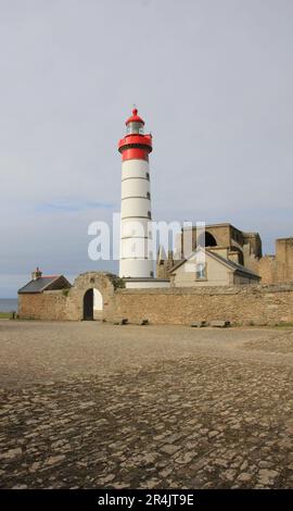 Phare de St Matthieu et ruines d'une église. Banque D'Images