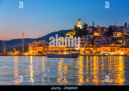 Île grecque Poros la nuit Banque D'Images