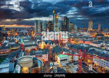 Vue sur Francfort au crépuscule Banque D'Images