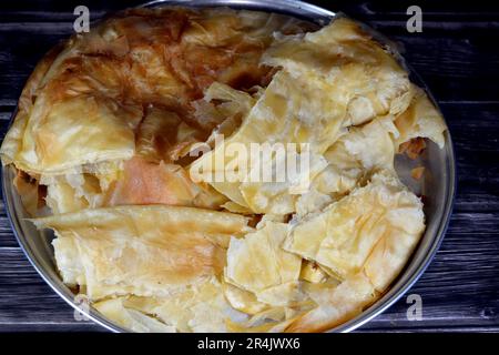 Meshaltet de feteer égyptien, couches sur des couches de pâte à pâtisserie avec des charges de ghee ou de beurre entre les deux, une des célèbres recettes de pâtisserie égyptienne, un fl Banque D'Images