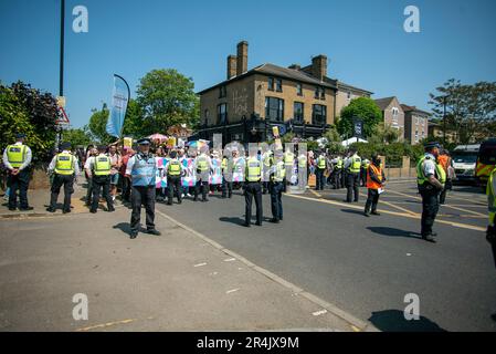 Londres, Royaume-Uni - 27 mai 2023: Des manifestants au Honor Oak Pub Banque D'Images