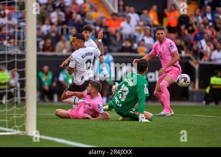 Pacheco gardien de but du RCD Espanyol de Barcelona, Justin Kluivert avant de Valencia CF vu en action pendant la saison régulière de la Liga Santander Rou Banque D'Images