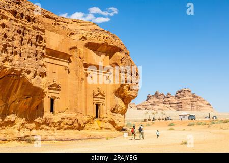 Personnes marchant sur les tombes de Jabal al Ahmar sculptées en pierre, Al Ula, Arabie Saoudite Banque D'Images