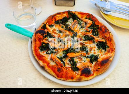 Pizza aux épinards verts, saumon fumé et fromage Banque D'Images