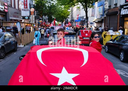 Bruxelles, Belgique. 28th mai 2023. Les partisans du président turc Erdogan célèbrent après les résultats des élections de deuxième tour à Bruxelles, en Belgique, sur 28 mai 2023. Crédit: ALEXANDROS MICHAILIDIS/Alamy Live News Banque D'Images