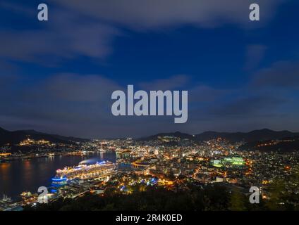 nagasaki, kyushu - 11 2022 décembre : vue panoramique la nuit depuis le Mont Nabekanmuri du navire de croisière Costa Serena Genova amarré au terminal international W Banque D'Images