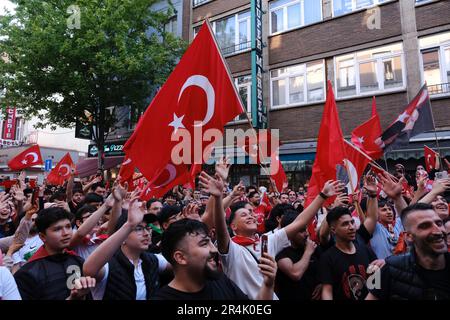 Bruxelles, Belgique. 28th mai 2023. Les partisans du président turc Erdogan célèbrent après les résultats des élections de deuxième tour à Bruxelles, en Belgique, sur 28 mai 2023. Crédit: ALEXANDROS MICHAILIDIS/Alamy Live News Banque D'Images