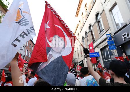 Bruxelles, Belgique. 28th mai 2023. Les partisans du président turc Erdogan célèbrent après les résultats des élections de deuxième tour à Bruxelles, en Belgique, sur 28 mai 2023. Crédit: ALEXANDROS MICHAILIDIS/Alamy Live News Banque D'Images