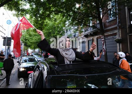 Bruxelles, Belgique. 28th mai 2023. Les partisans du président turc Erdogan célèbrent après les résultats des élections de deuxième tour à Bruxelles, en Belgique, sur 28 mai 2023. Crédit: ALEXANDROS MICHAILIDIS/Alamy Live News Banque D'Images