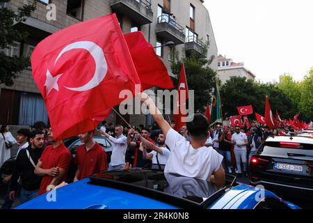 Bruxelles, Belgique. 28th mai 2023. Les partisans du président turc Erdogan célèbrent après les résultats des élections de deuxième tour à Bruxelles, en Belgique, sur 28 mai 2023. Crédit: ALEXANDROS MICHAILIDIS/Alamy Live News Banque D'Images