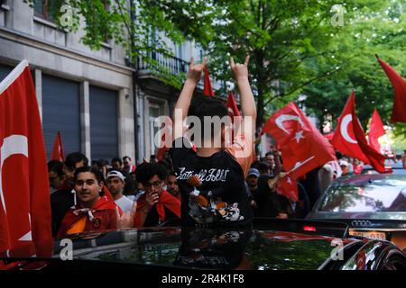 Bruxelles, Belgique. 28th mai 2023. Les partisans du président turc Erdogan célèbrent après les résultats des élections de deuxième tour à Bruxelles, en Belgique, sur 28 mai 2023. Crédit: ALEXANDROS MICHAILIDIS/Alamy Live News Banque D'Images