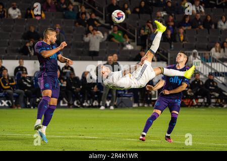 Tyler Boyd, milieu de terrain de la Galaxie de Los Angeles (11), tente un coup de pied à vélo lors d'un match MLS contre le Charlotte FC, samedi, 27 mai 2023, au Dign Banque D'Images