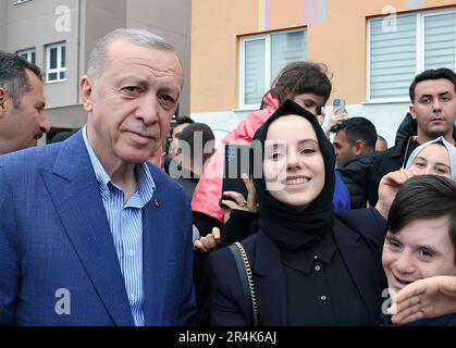 Istanbul, Turquie. 28th mai 2023. Le président turc et candidat à la présidence du parti AK Recep Tayyip Erdogan est accueilli par ses partisans après le vote, alors que les votes ont été exprimés lors de la deuxième élection sur 28 mai 2023 à Istanbul, en Turquie. Photo du Président turc Bureau de presse/ crédit: UPI/Alamy Live News Banque D'Images