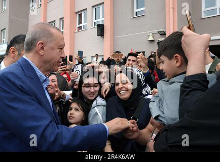 Istanbul, Turquie. 28th mai 2023. Le président turc et candidat à la présidence du parti AK Recep Tayyip Erdogan est accueilli par ses partisans après le vote, alors que les votes ont été exprimés lors de la deuxième élection sur 28 mai 2023 à Istanbul, en Turquie. Photo du Président turc Bureau de presse/ crédit: UPI/Alamy Live News Banque D'Images