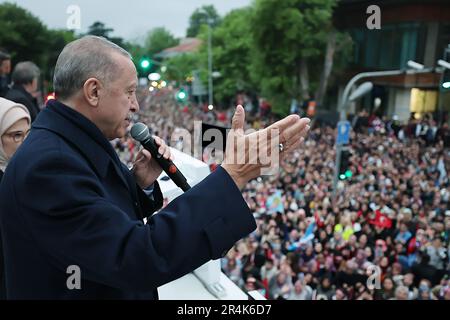 Istanbul, Turquie. 28th mai 2023. Le président turc Recep Tayyip Erdogan s’adresse à ses partisans rassemblés devant sa résidence dans le quartier de Kisikli, alors qu’il dirige l’élection présidentielle d’Istanbul, en Turquie, sur 28 mai 2023. Photo du Président turc Bureau de presse/ crédit: UPI/Alamy Live News Banque D'Images