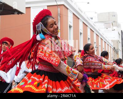 Lima, Pérou. 28th mai 2023. Les femmes Cuzco en costumes traditionnels dansant dans les rues lorsque des danseurs folkloriques indigènes péruviens et des dévotés andins portant des costumes traditionnels ont refait leur entrée dans les rues du centre-ville de Lima pour célébrer la Pentecôte. La Pentecôte est la fête chrétienne du cinquantième jour de Pâques qui fixe le point culminant solennel de Pâques elle-même. Credit: Agence de presse Fotoholica/Alamy Live News Banque D'Images