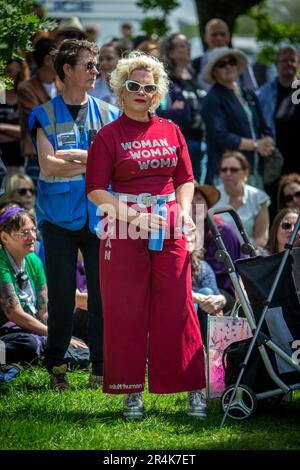 Londres, Royaume-Uni. 28 mai 2023. Kellie-Jay Keen-Minshull, également connue sous le nom de Posie Parker, est une militante britannique des droits des transgenres. Keen-Minshull s'oppose aux lois et aux politiques qui permettent aux personnes transgenres d'être légalement reconnues comme leur genre, à l'utilisation des toilettes publiques par les personnes transgenres en fonction de leur genre, à la participation des personnes transgenres à des sports qui s'alignent sur leur genre, et aux spectacles de drag, y compris dans des endroits qui peuvent être vus par les enfants. Elle s'oppose également à l'utilisation de bloqueurs de la puberté et de l'hormonothérapie substitutive chez les enfants. Abdullah Bailey/Alamy Live News Banque D'Images