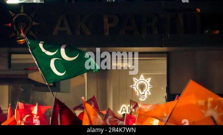 Izmir, Turquie. 28th mai 2023. Célébration des élections des partisans du parti AK devant la présidence provinciale du parti AK d'Izmir. Le président Recep Tayyip Erdogan a remporté cinq années de plus l'élection présidentielle en Turquie, ce qui a défait le chef de l'opposition Kemal Kilicdaroglu. Avec 99,43% des voix comptées, les premiers résultats officiels annoncés dimanche par le Conseil suprême des élections de Turquie ont montré qu'Erdogan avait remporté 52,14% des voix. Kilicdaroglu a reçu 47,86 %. Crédit: İdil Toffolo/Alay Live News Banque D'Images