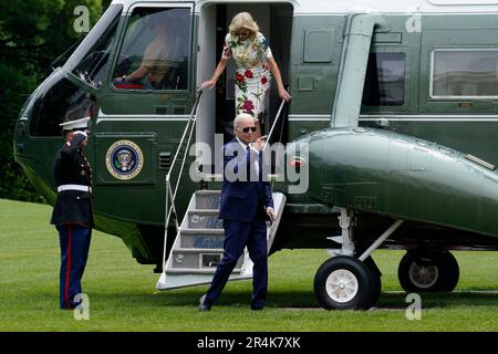 Washington, Vereinigte Staaten. 28th mai 2023. Le président des États-Unis Joe Biden fait des gestes aux médias sur la pelouse sud de la Maison Blanche alors que lui et la première dame, le Dr Jill Biden, retournent à Washington de Wilmington, Delaware, sur 28 mai 2023. Credit: Yuri Gripas/Pool via CNP/dpa/Alay Live News Banque D'Images