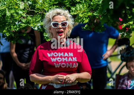 Londres, Royaume-Uni - 28 mai 2023: Contre-manifestants à l'événement Laissez les femmes parler. Banque D'Images