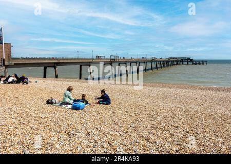 Pier, front de mer, Shingle Beach, pique-nique, affaire, Kent, Angleterre Banque D'Images