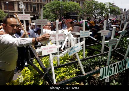 Mexico, Mexique. 28th mai 2023. Les citoyens opposés au gouvernement du président du Mexique, Andres Manuel Lopez Obrador, détruisent le mémorial aux victimes de la pépinière ABC installée à la Cour suprême de justice de la Nation lors de la manifestation pour la défense du pouvoir judiciaire à Mexico. Sur 28 mai 2023 à Mexico, Mexique (Credit image: © Luis Barron/eyepix via ZUMA Press Wire) USAGE ÉDITORIAL SEULEMENT! Non destiné À un usage commercial ! Crédit : ZUMA Press, Inc./Alay Live News Banque D'Images