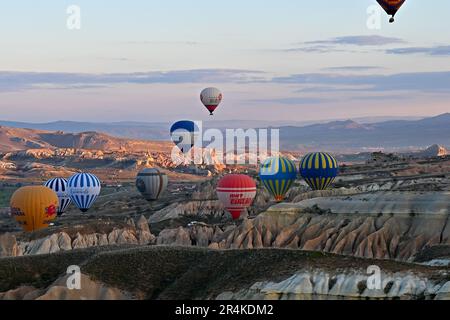 Ballons d'air chaud pendant un vol tôt le matin, près de Goreme, Cappadoce, Turquie Banque D'Images