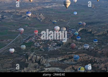 Ballons à air chaud au-dessus d'Aktepe, Capadoccia, Turquie Banque D'Images