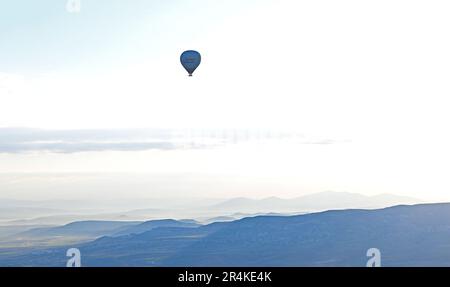 Un air chaud silhoueté boloon contre le ciel du matin, Capdoccia, Turquie Banque D'Images