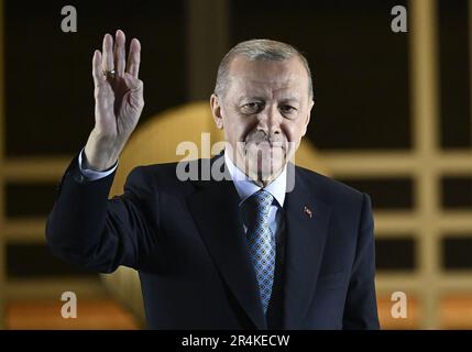 Ankara, Turquie. 28th mai 2023. Le président réélu Recep Tayyip Erdo?an a pris la scène devant les partisans du palais présidentiel après avoir remporté la réélection au second tour à Ankara, en Turquie, dimanche 28 mai 2023. Le président sortant de la Turquie, Recep Tayyip Erdogan, a déclaré vainqueur par le Conseil suprême des élections lors des élections de deuxième tour de son pays, prolongeant son règne en une troisième décennie dans le complexe présidentiel . Photo du Président turc Bureau de presse/ crédit: UPI/Alamy Live News Banque D'Images