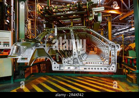 Pièces de carcasse de voiture de tourisme sur le convoyeur d'assemblage à l'usine Banque D'Images