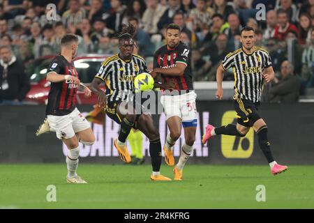 Turin, Italie. 28th mai 2023. Filip Koscic de Juventus regarde comme coéquipier Moise Kean contrôle le ballon sous pression de Rade Krunic et Junior Messias d'AC Milan pendant le match série A à l'Allianz Stadium de Turin. Crédit photo à lire: Jonathan Moscrop/Sportimage crédit: Sportimage Ltd/Alay Live News Banque D'Images