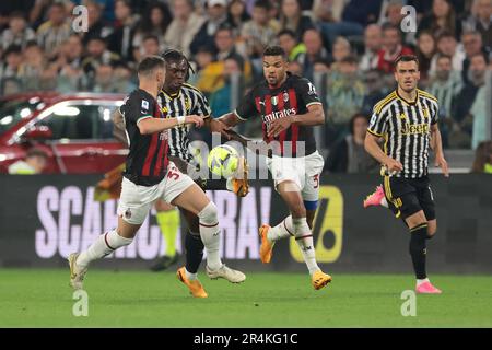 Turin, Italie. 28th mai 2023. Filip Koscic de Juventus regarde comme coéquipier Moise Kean contrôle le ballon sous pression de Rade Krunic et Junior Messias d'AC Milan pendant le match série A à l'Allianz Stadium de Turin. Crédit photo à lire: Jonathan Moscrop/Sportimage crédit: Sportimage Ltd/Alay Live News Banque D'Images