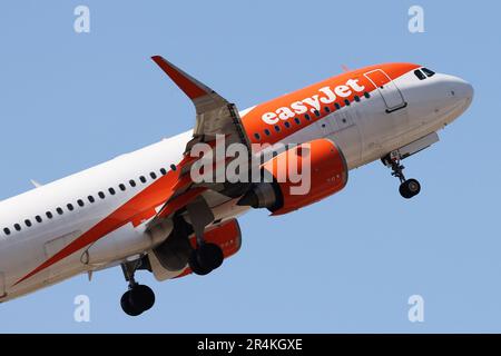 EASYJET LA COMPAGNIE BRITANNIQUE RELIE LA SICILE AVEC DES ROUTES VERS L'EUROPE dans la photo un Airbus A320-251N de la compagnie britannique EasyJet Airline Company Limited Banque D'Images