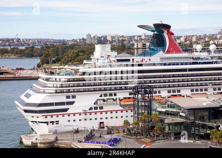 Sydney Circular Quay Cruise liner Carnival Splendor amarré au terminal passagers outre-mer, Sydney, Australie 2023 Banque D'Images