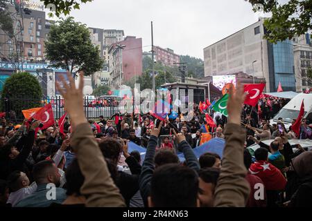 Istanbul, Turquie. 28th mai 2023. Les partisans du président turc Recep Tayyip Erdogan célèbrent alors qu'Erdogan dirige l'élection présidentielle turque de second tour en dehors du siège de la province d'Istanbul, parti AK. Crédit : SOPA Images Limited/Alamy Live News Banque D'Images