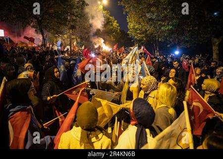 Istanbul, Turquie. 28th mai 2023. Les partisans du président turc Recep Tayyip Erdogan célèbrent alors qu'Erdogan dirige l'élection présidentielle turque de second tour en dehors du siège de la province d'Istanbul, parti AK. Crédit : SOPA Images Limited/Alamy Live News Banque D'Images