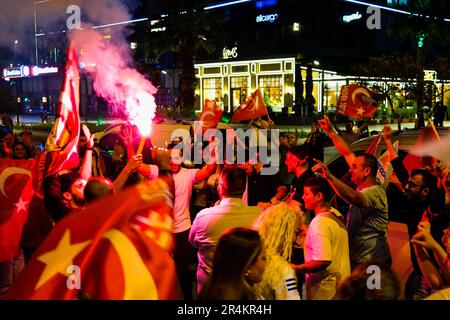 Izmir, Turquie. 28th mai 2023. Les gens célèbrent avec des torches et des drapeaux. Après la victoire électorale de Recep Tayyip Erdogan, les célébrations se sont poursuivies tout au long de la nuit. Crédit : SOPA Images Limited/Alamy Live News Banque D'Images