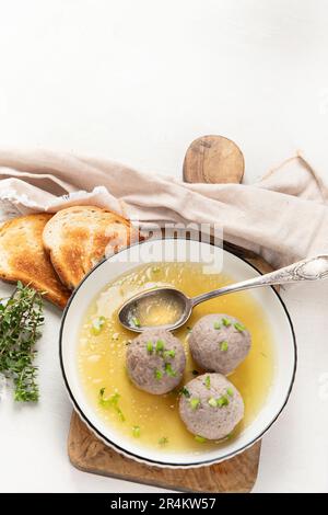 Canederli ou Knodel dans un bouillon à l'oignon vert, pâtes typiques ou boulettes pour les Alpes, Alto Adige, cuisine allemande, italienne, autrichienne. Fabriqué à partir d'un timbre rassis Banque D'Images