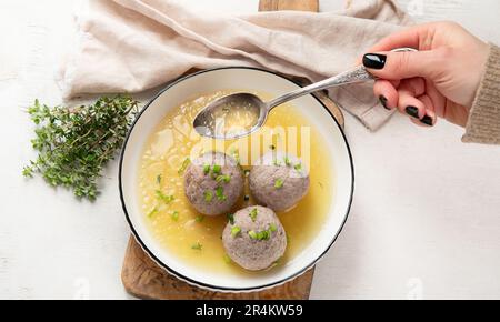 Canederli ou Knodel dans un bouillon à l'oignon vert, pâtes typiques ou boulettes pour les Alpes, Alto Adige, cuisine allemande, italienne, autrichienne. Fabriqué à partir d'un timbre rassis Banque D'Images