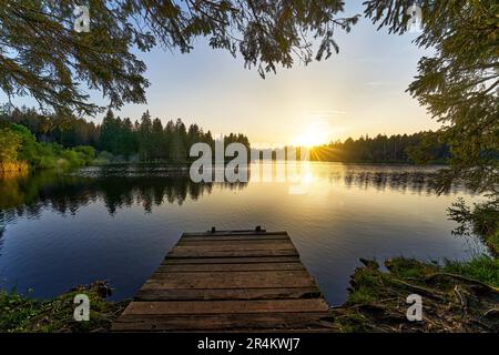 Le petit lac de la lande, Étang de la Gruère dans le canton suisse du Jura. Ambiance nocturne avec coucher de soleil. Banque D'Images